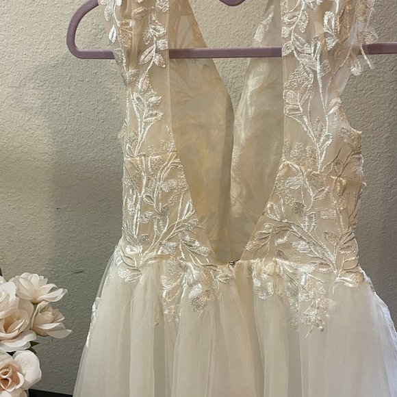 Wedding Dress - Picture 6 of 8